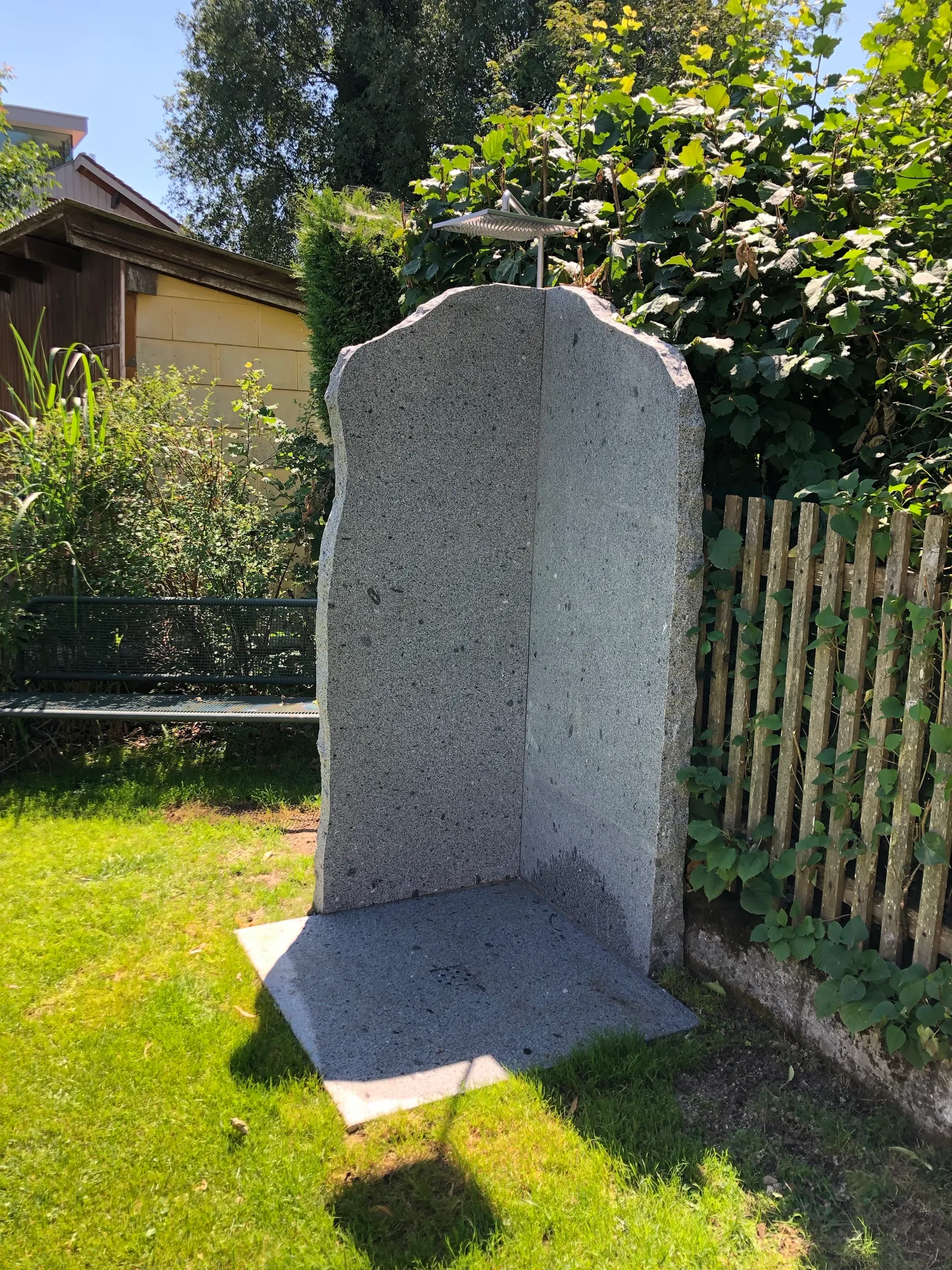 Freistehende Natursteindusche im Garten
