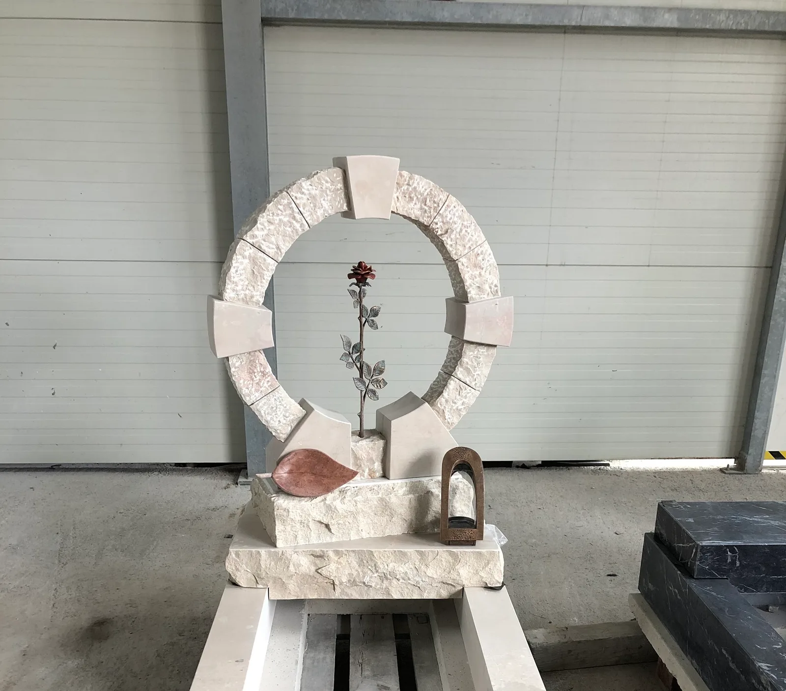 Grabdenkmal in der Werkhalle